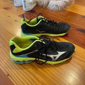 Mizuno volley ball shoes, worn only a semester, US 10